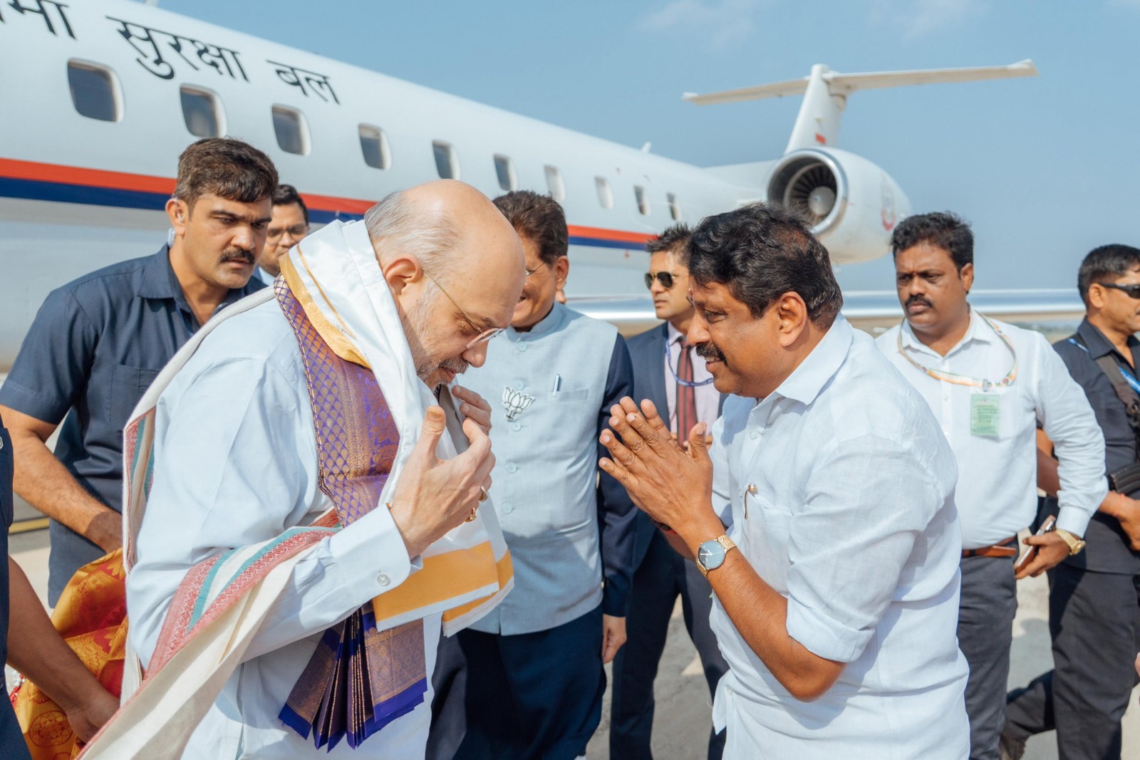 அமைச்சர் அமித்ஷாவை நேற்று வரவேற்றார் பாஜக மாநிலத் தலைவர்