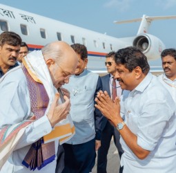 அமைச்சர் அமித்ஷாவை நேற்று வரவேற்றார் பாஜக மாநிலத் தலைவர்