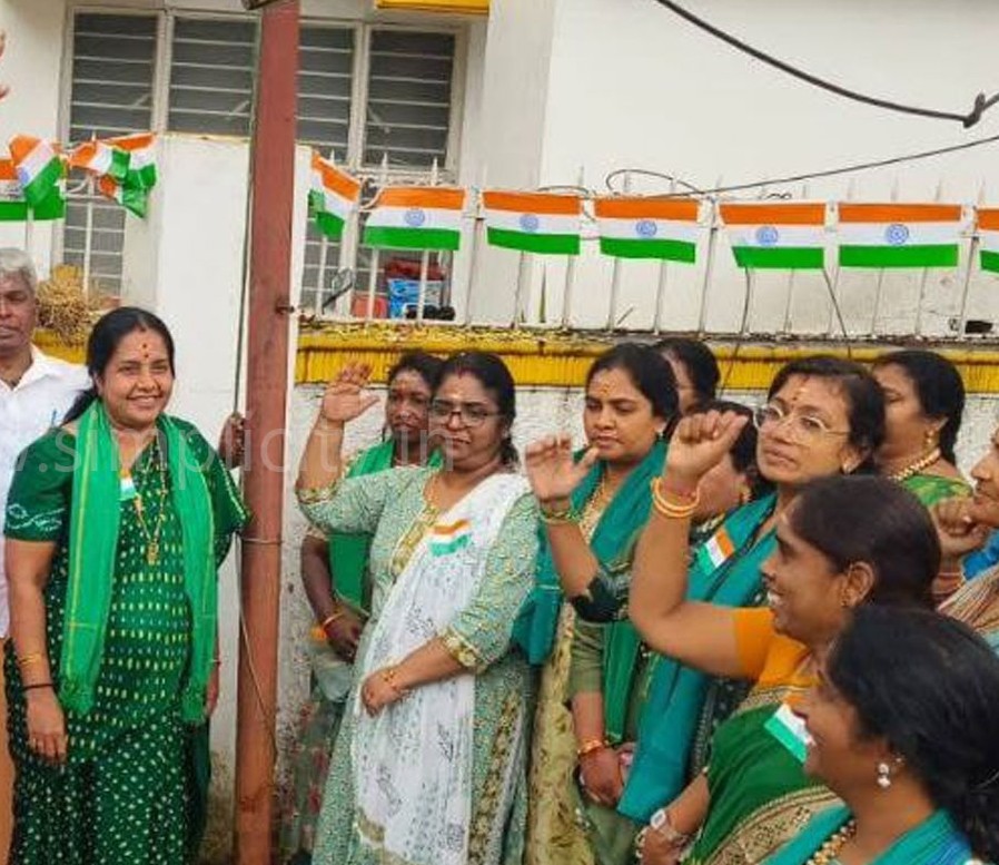 தேசியக் கொடி ஏற்றினார் வானதி சீனிவாசன்