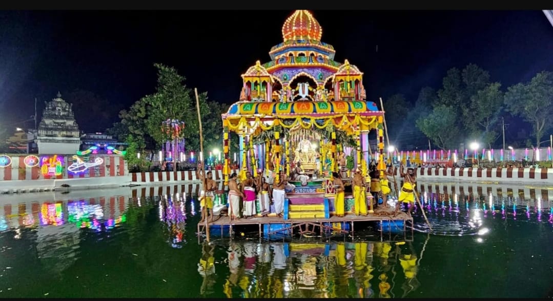 ஸ்ரீவரமங்கைத் தாயாருடன் தெய்வநாயகப் பெருமாள் தெப்பத்தில் உலா