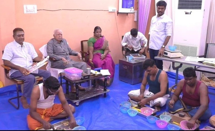 மாரியம்மன் கோயிலில் பக்தர்கள் காணிக்கையாக அளித்திருந்த 16 கிலோ தங்க நகை