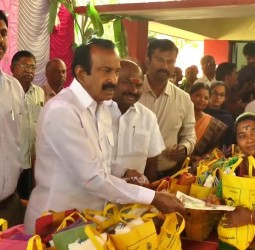 ஈரோடு மாணிக்கம்பாளையம் ரேஷன் கடையில் பொங்கல் பரிசுத்தொகை