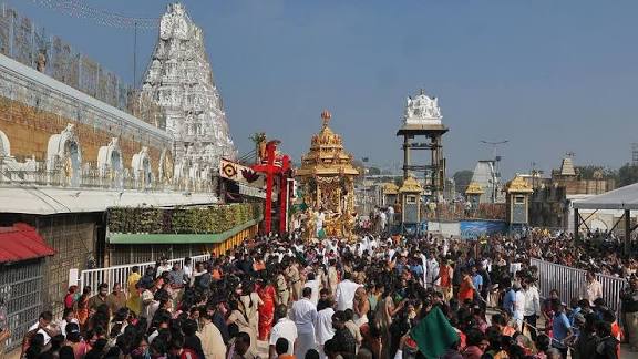 திருப்பதி கோயிலில் குவியும் பக்தர்கள்: டிக்கெட் இல்லாமல் சர்வ தரிசனம் ஏற்பாடு