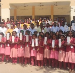 பெண்கள் மேல்நிலைப் பள்ளியில் நேற்று அமைச்சர் சிவசங்கர் சார்பில் நேற்று மாணவிகளுக்கு சில்வர் தண்ணீர் பாட்டில்கள்