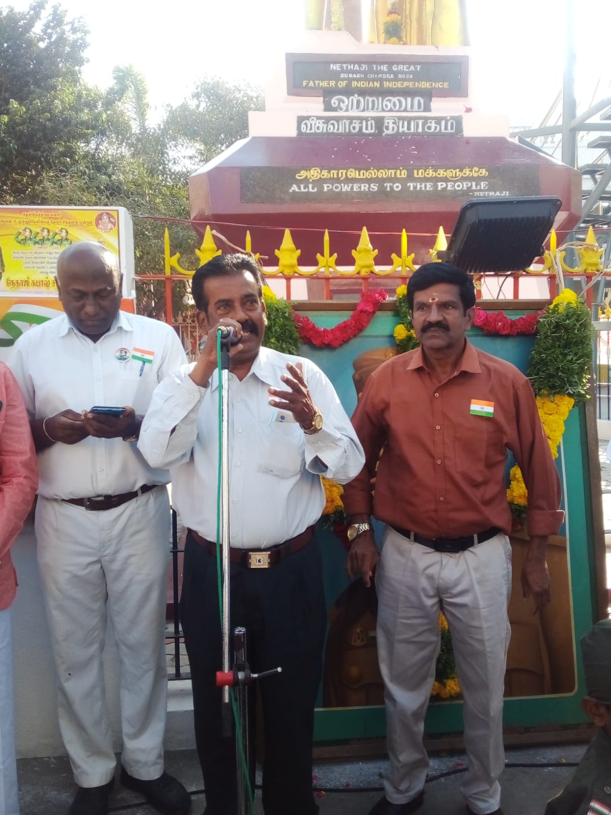 நேதாஜி சிலைக்கு பிறந்த நாளை முன்னிட்டு மாலையிட்டு தமிழ்ச்செம்மல் கவிஞர் இரா.இரவி உரை