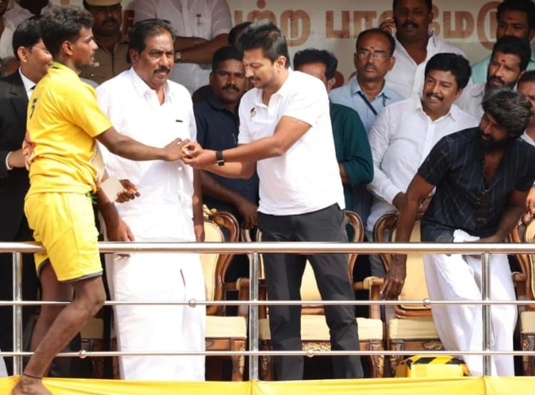 காளைகளை அடக்கிய வீரர்களுக்கு துணை முதல்வர் உதயநிதி தங்க மோதிரம்