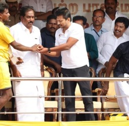 காளைகளை அடக்கிய வீரர்களுக்கு துணை முதல்வர் உதயநிதி தங்க மோதிரம்