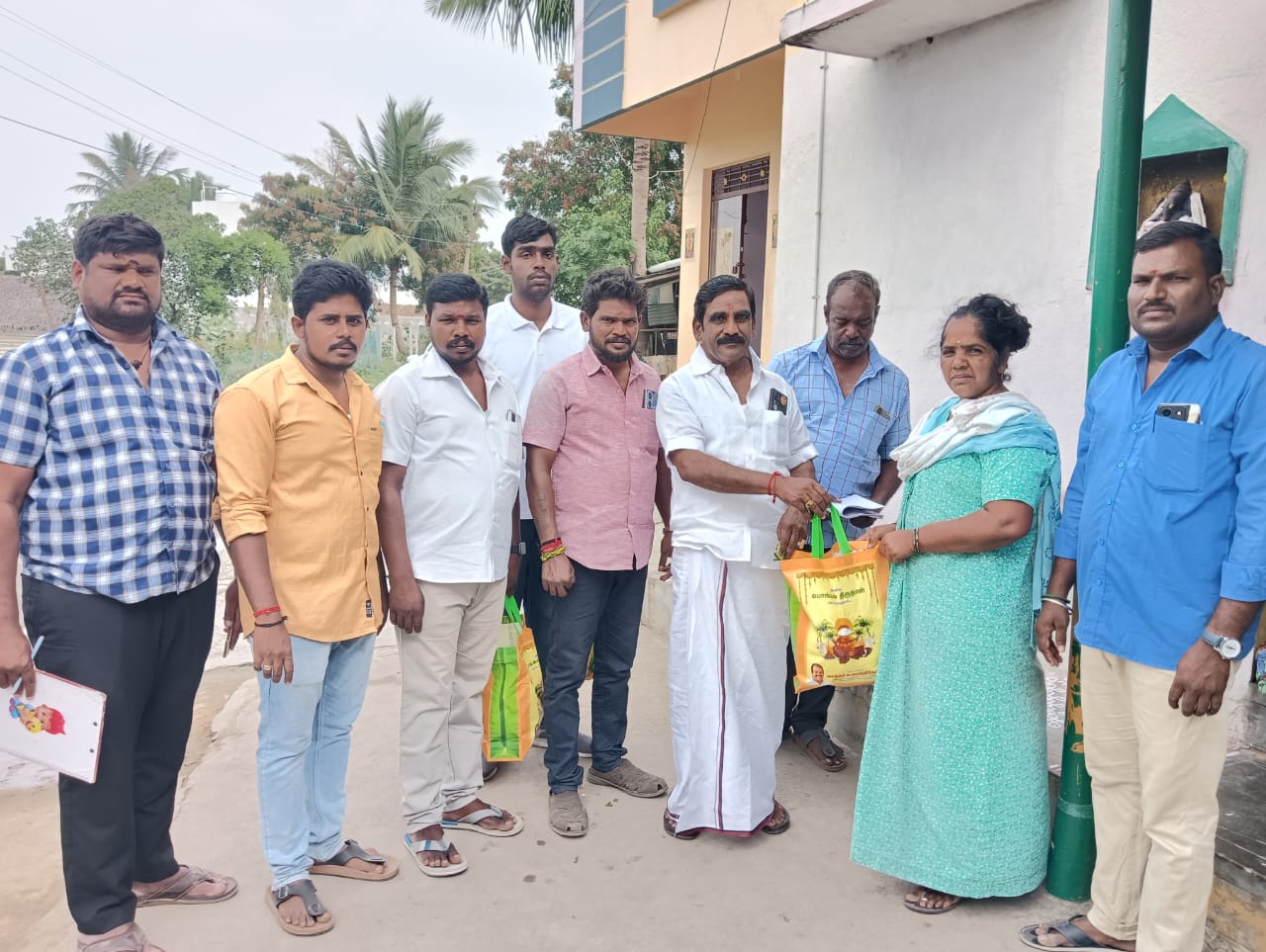 திருக்கோவிலூர் அருகே வீரட்டகரம் கிராமத்தில் வடக்கு ஒன்றிய செயலாளர் S. அய்யனார் பொதுமக்களுக்கு பொங்கல் பரிசு