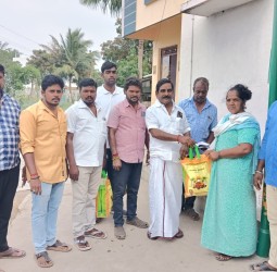 திருக்கோவிலூர் அருகே வீரட்டகரம் கிராமத்தில் வடக்கு ஒன்றிய செயலாளர் S. அய்யனார் பொதுமக்களுக்கு பொங்கல் பரிசு