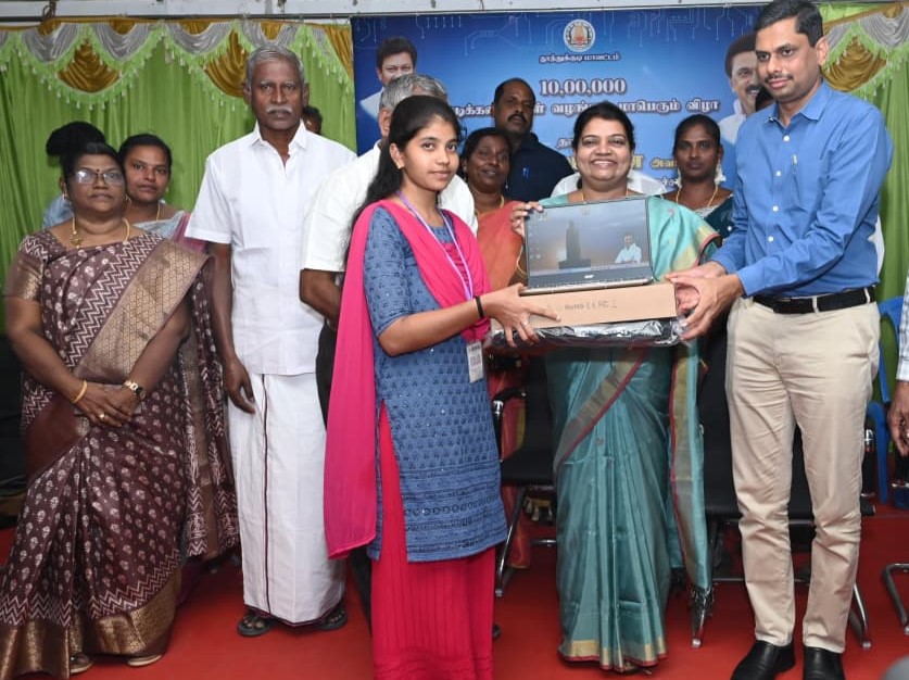 கலெக்டர் இளம்பகவத் முன்னிலையில் மாணவர்களுக்கு உயர்தர மடிக்கணினி