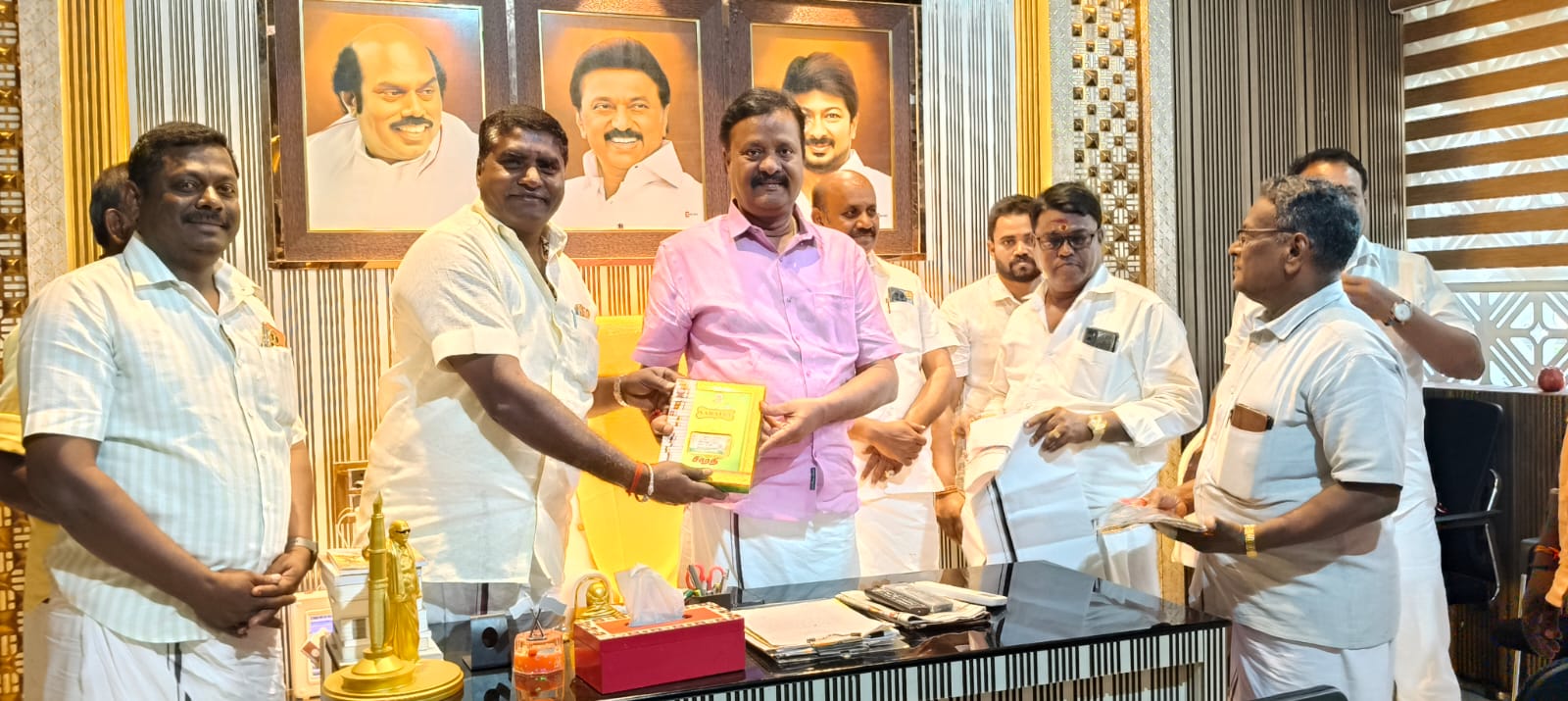 ஆரணி நாடாளுமன்ற உறுப்பினர் எம் .எஸ். தரணி வேந்தனை சந்தித்து வாழ்த்து தெரிவித்த ஒன்றிய செயலாளர்: