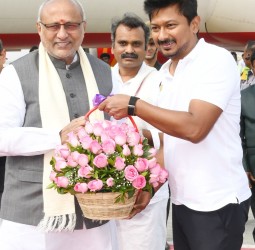 துணைஜனாதிபதி ராதாகிருஷ்ணனை துணை முதல்வர் உதயநிதி வரவேற்றார்