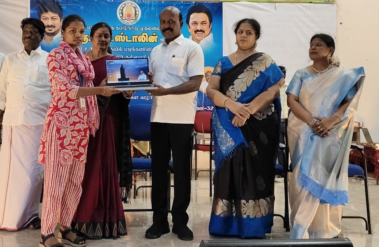 செல்லம்மாள் மகளிர் கல்லூரியில் 746 மாணவியர்க்கு மடிக்கணினி