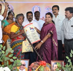 தூத்துக்குடி நியாய விலை கடையில் பொங்கல் பரிசு தொகுப்பு