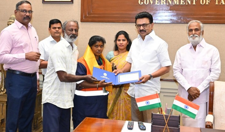 தூய்மைப்பணியின் போது கிடைத்த 45சவரன்தங்க நகைகளை போலீசில் ஒப்படைத்த தூய்மைப் பணியாளர் பத்மாவுக்கு முதல்வர் ஸ்டாலின் சால்வை