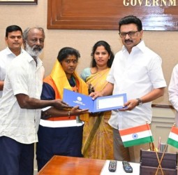 தூய்மைப்பணியின் போது கிடைத்த 45சவரன்தங்க நகைகளை போலீசில் ஒப்படைத்த தூய்மைப் பணியாளர் பத்மாவுக்கு முதல்வர் ஸ்டாலின் சால்வை