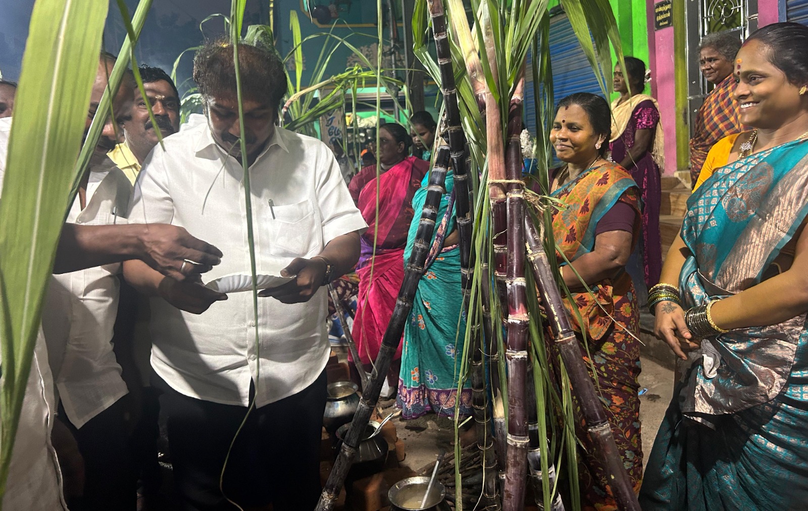 சென்னை ஆர்.கே.நகர் தொகுதி மீனம்பாள் நகர் பகுதியில், நடந்த பொங்கல் விழா