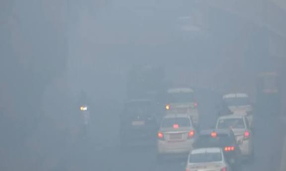 டெல்லி: காற்று மாசு அதிகரிப்பு, வாட்டும் குளிர்; குறைந்தபட்ச வெப்பநிலை 4 டிகிரியாக பதிவு