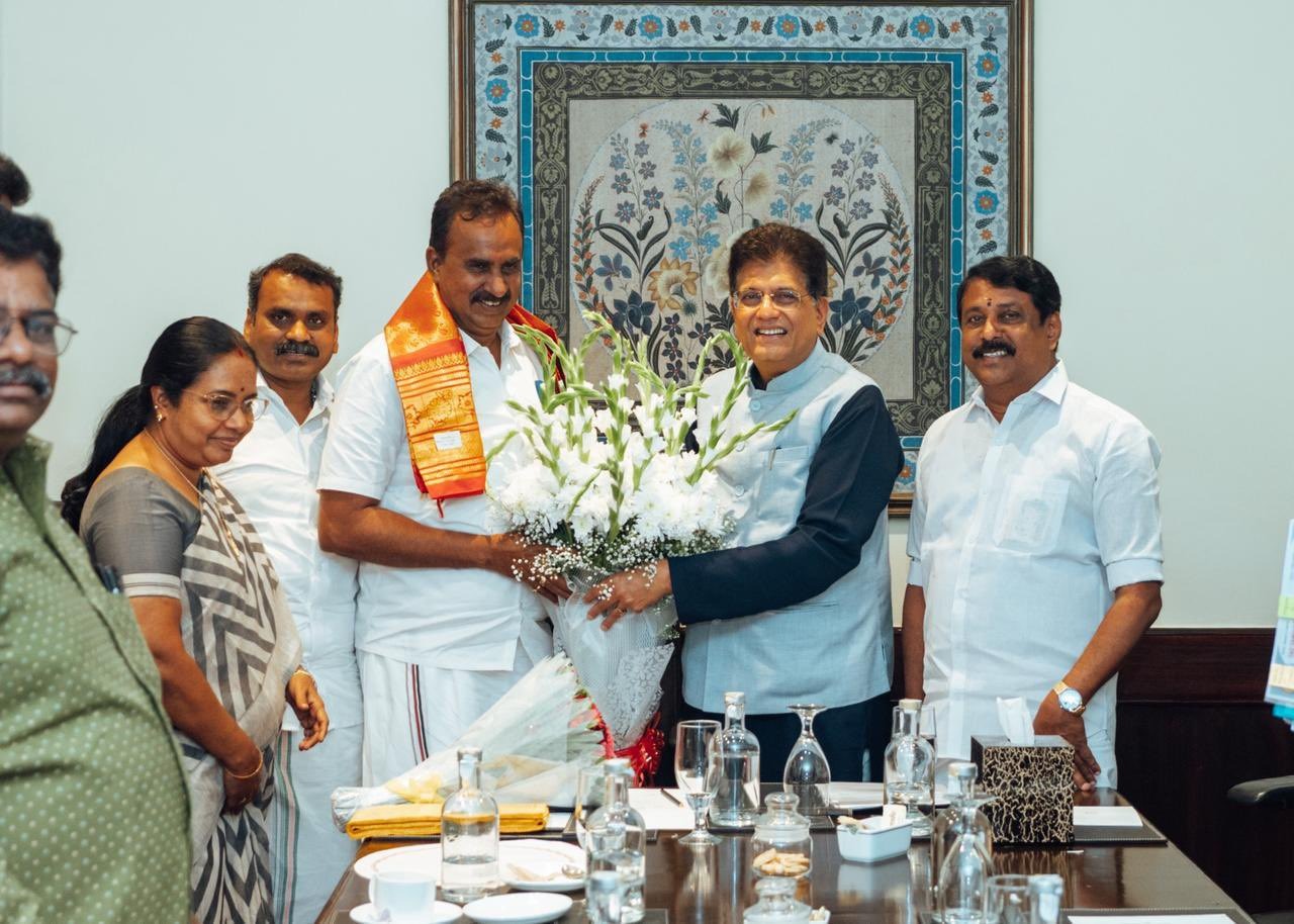 பியூஸ்கோயலை, அதிமுக முன்னாள் அமைச்சர் வேலுமணி மரியாதைநிமித்தம் சந்தித்து பேசினார்