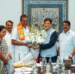 பியூஸ்கோயலை, அதிமுக முன்னாள் அமைச்சர் வேலுமணி மரியாதைநிமித்தம் சந்தித்து பேசினார்