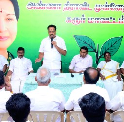 கரூர் மாவட்ட அதிமுக நிர்வாகிகளுடன் ஆலோசனைக் கூட்டம்