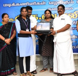 கரியம்பட்டி அரசு கலை மற்றும் அறிவியல் கல்லூரியில் மாணவர்களுக்கு மடிக்கணினி