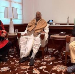 நாங்கள் ஒரே நோக்கத்துடன் பயணிக்கிறோம்’’ - கார்கே, ராகுல் உடனான சந்திப்புக்குப் பிறகு சசி தரூர் பேட்டி