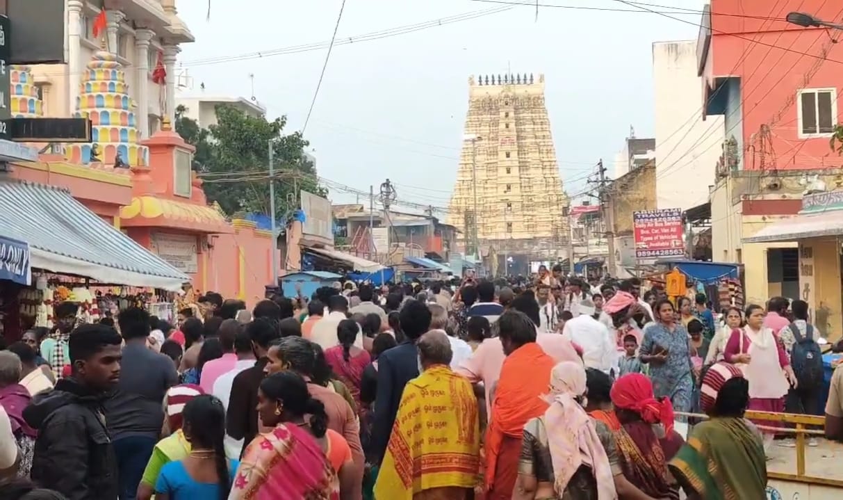 ராமேஸ்வரத்தில் தை அமாவாசையை முன்னிட்டு குவிந்த மக்கள்