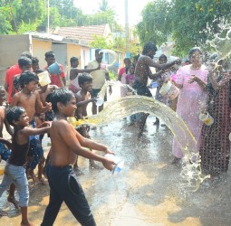 மஞ்சள்நீரை ஊற்றி கொண்டாடிய அப்பகுதி மக்கள்