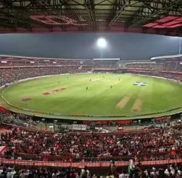 ஐபிஎல் தொடர்: புதிய மைதானத்தில் விளையாடும் பெங்களூரு அணி