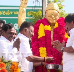 எம்ஜிஆர் சிலைக்கு முன்னாள் முதல்வர் ஓபிஎஸ் மாலை அணிவித்து மரியாதை
