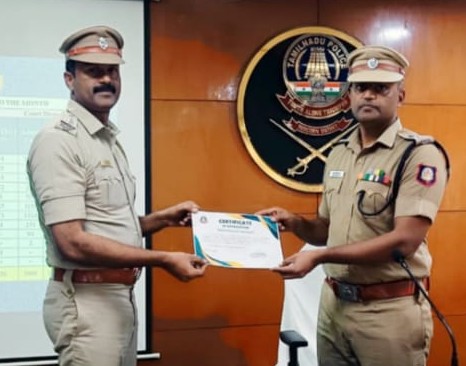 சிறப்பாக பணிபுரிந்த காவல் துறையினருக்கு சான்றிதழ்