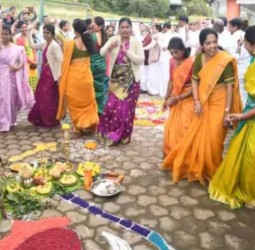 ஊட்டி கூடுதல் கலெக்டர் அலுவலக வளாகத்தில் நடந்த பொங்கல் விழா