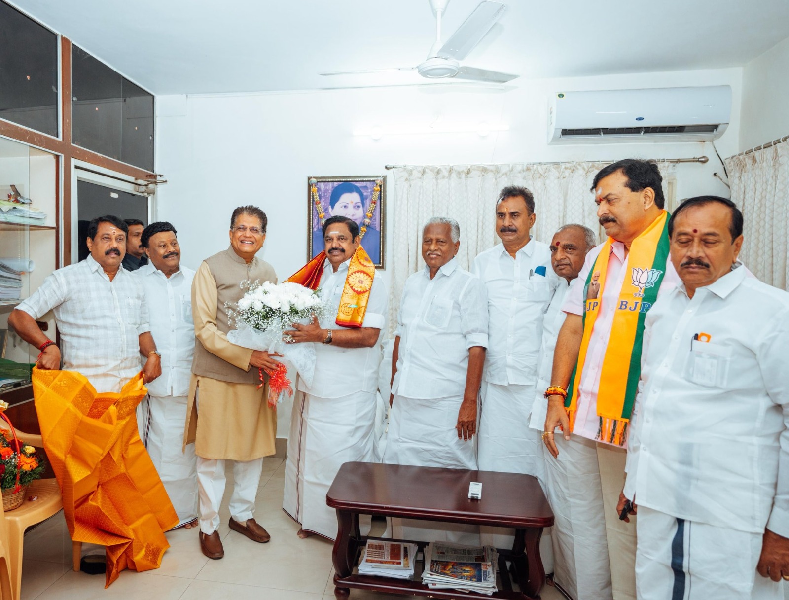 பழனிசாமியை பாஜக தேர்தல் பொறுப்பாளர் பியூஸ்கோயல் நேற்று சந்தித்துப் பேசினார்