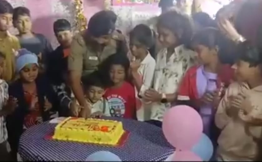குழந்தைகளுடன் கேக் வெட்டி புத்தாண்டு கொண்டாடினார் கோவை எஸ்பி