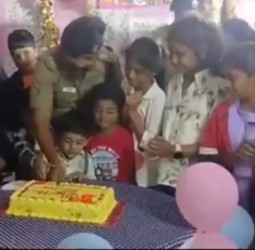 குழந்தைகளுடன் கேக் வெட்டி புத்தாண்டு கொண்டாடினார் கோவை எஸ்பி