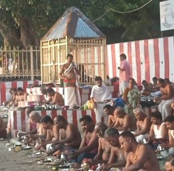 தை மாத அமாவாசை தினத்தை முன்னிட்டு முன்னோர்களுக்கு பொதுமக்கள் பிதுர் தர்ப்பணம்