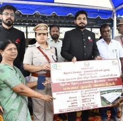 தேனி மாவட்ட விளையாட்டு மைதானத்தில் நேற்று நடந்த குடியரசு தின விழா