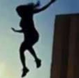 மாடியில் இருந்து கீழே குதித்து பெண் தற்கொலை