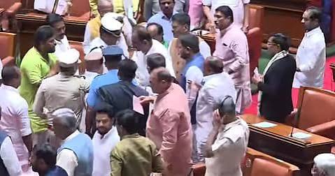 கர்நாடக பேரவையிலும் ஆளுநர் வெளிநடப்பு! எம்எல்ஏக்கள் முற்றுகையிட்டதால் பரபரப்பு!
