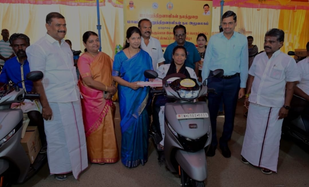 கலெக்டர் இளம்பகவத் முன்னிலையில் மாற்றுத் திறனாளிகளுக்கு நலத்திட்ட உதவி