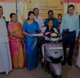 கலெக்டர் இளம்பகவத் முன்னிலையில் மாற்றுத் திறனாளிகளுக்கு நலத்திட்ட உதவி