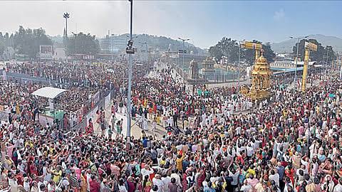 வைகுண்ட ஏகாதசியை முன்னிட்டு திருமலையில் தங்க ரதத்தில் மலையப்பர் பவனி