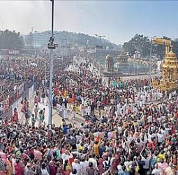 வைகுண்ட ஏகாதசியை முன்னிட்டு திருமலையில் தங்க ரதத்தில் மலையப்பர் பவனி