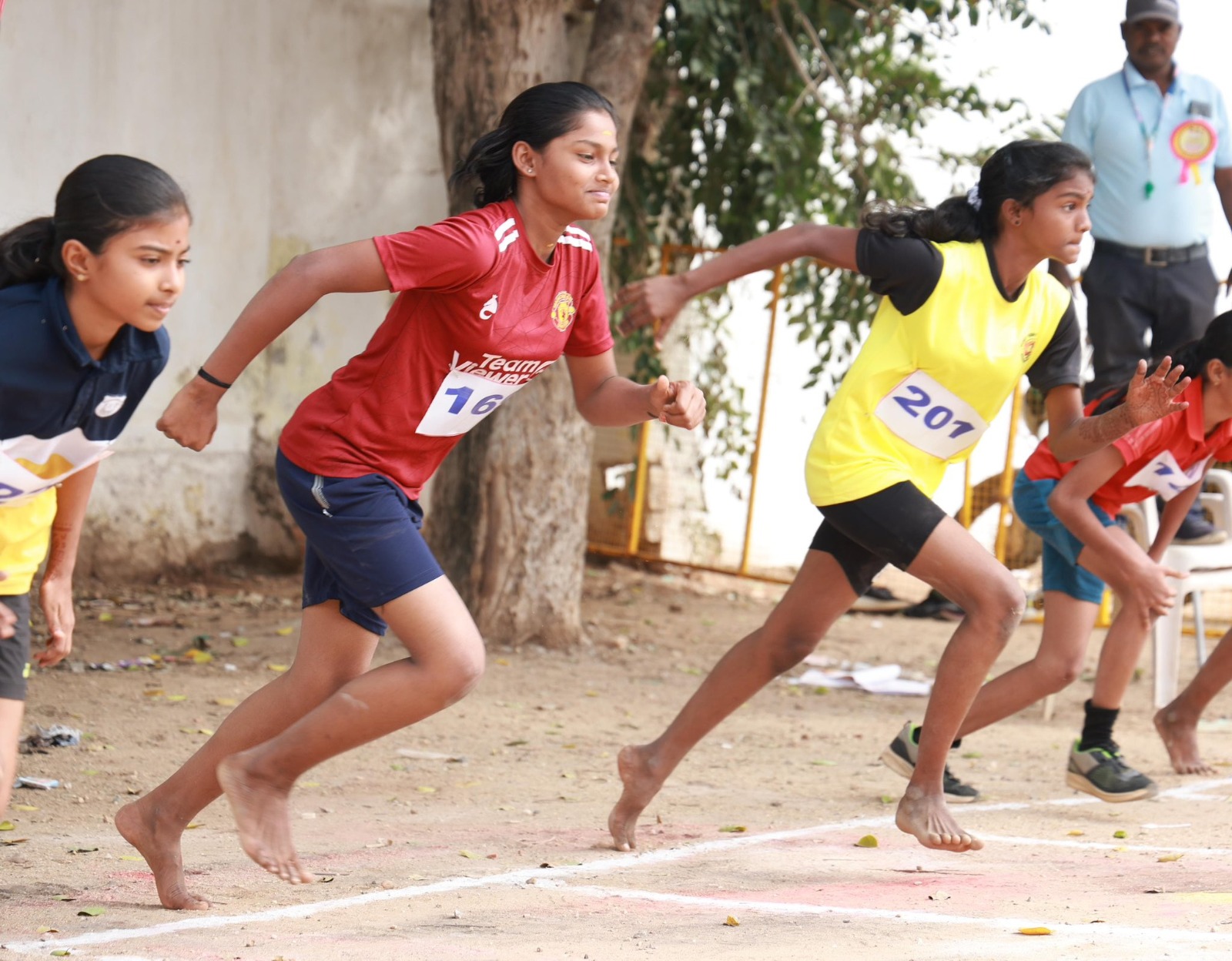 கரூர் மாவட்ட திமுக சார்பில் மாவட்ட அளவிலான பள்ளி மற்றும் கல்லூரி மாணவியருக்கான தடகள விளையாட்டு போட்டி