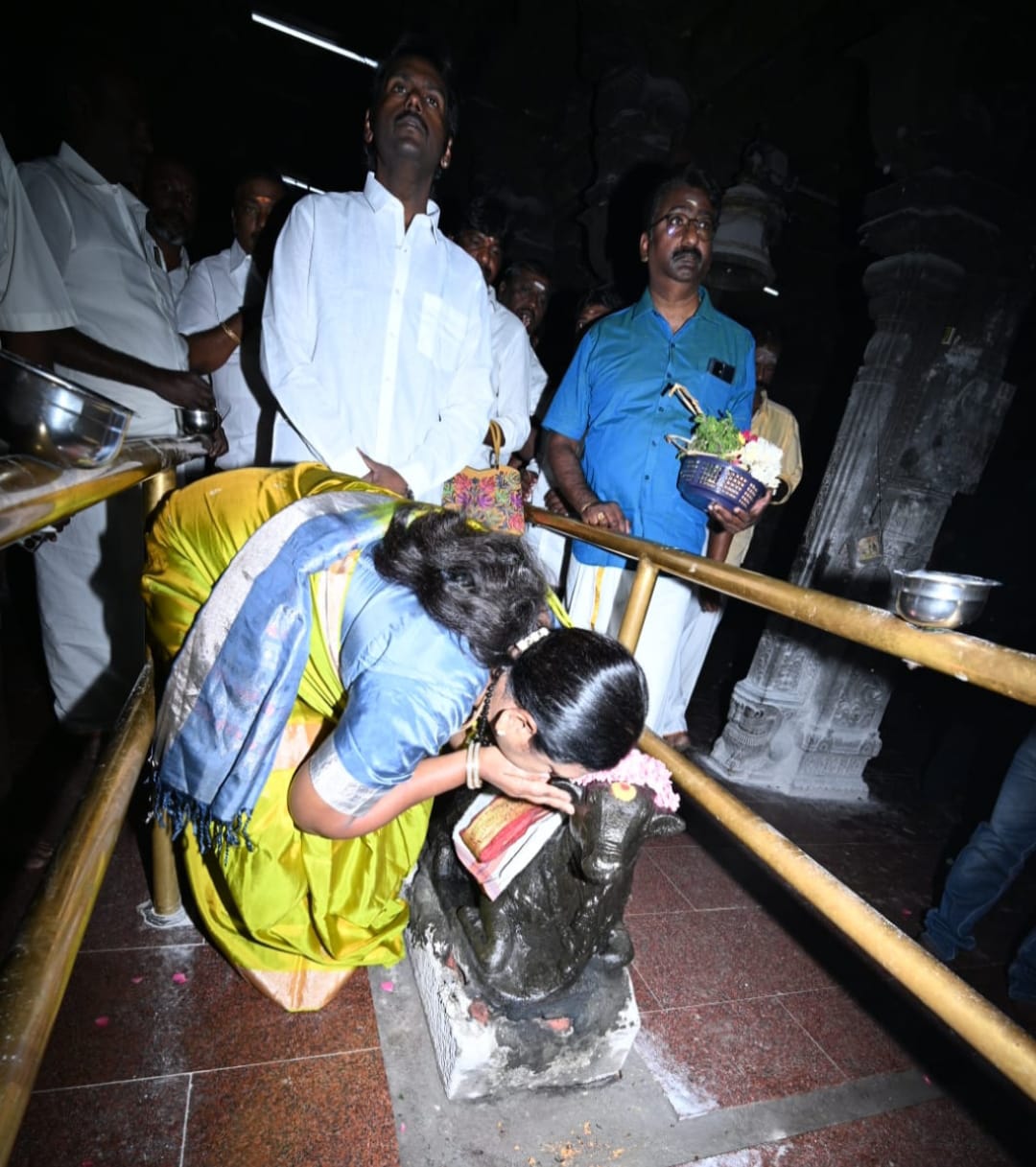 நந்தீஸ்வரரை வணங்கிய தேமுதிக பொதுச்செயலாளர்