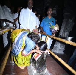 நந்தீஸ்வரரை வணங்கிய தேமுதிக பொதுச்செயலாளர்