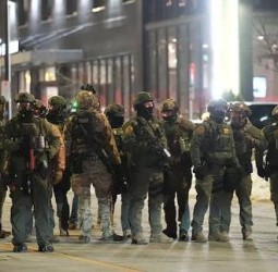 மினியாபொலிஸ் செவிலியா் கொலை: அமெரிக்காவில் வெடித்துள்ள அரசியல் மோதல்