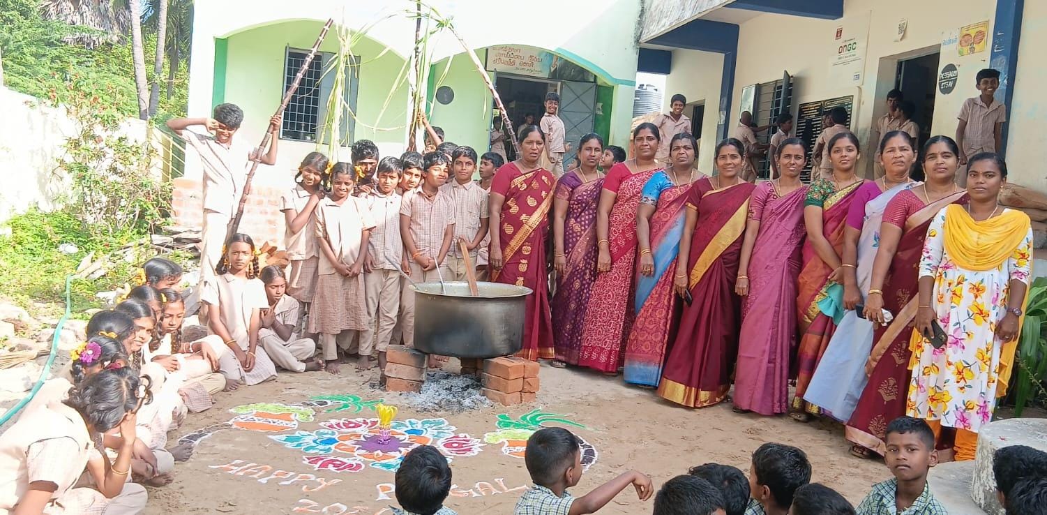 கடலோரப் பள்ளி சின்னப்பாலத்தில் தமிழர் திருவிழா