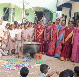 கடலோரப் பள்ளி சின்னப்பாலத்தில் தமிழர் திருவிழா